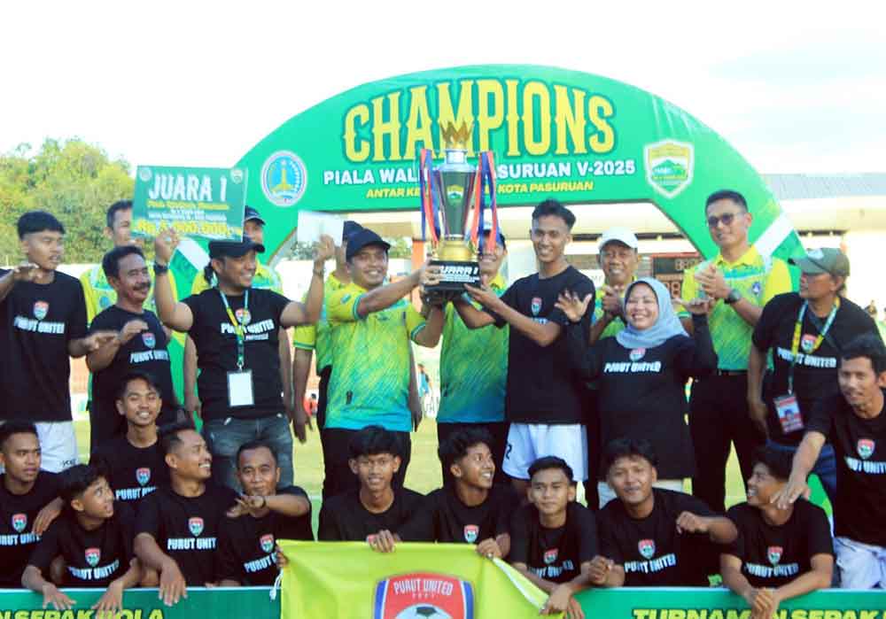 Wali Kota Pasuruan, Adi Wibowo (kiri memegang trofi) bersama kesebelasan Purut United. (Ist)