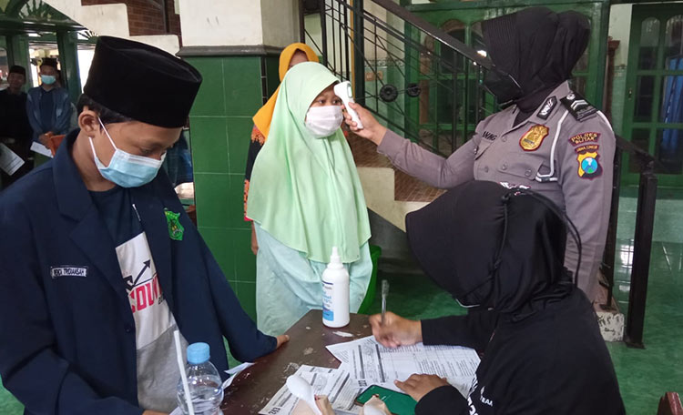 Ratusan santri di Pondok Pesantren Nurul Iman Kecamatan Garum, Kabupaten Blitar mengikuti vaksinasi Covid-19 yang digelar Polres Blitar, Rabu (25/8/2021). (foto: ist)