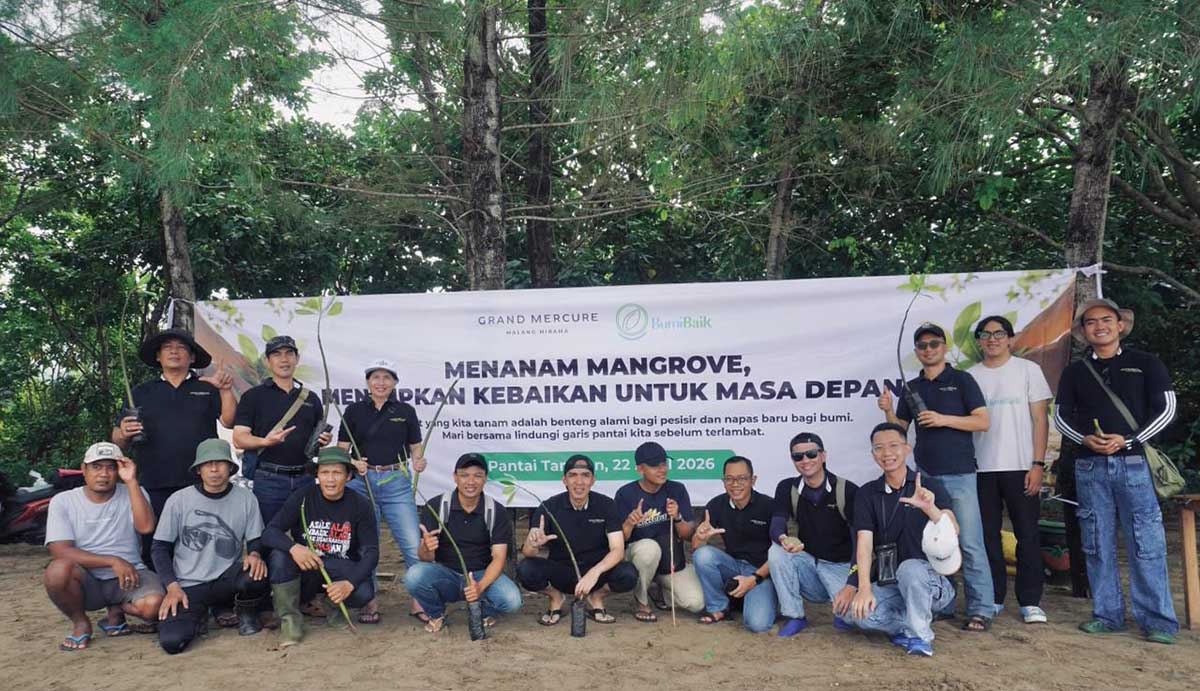 Penanaman bibit mangrove di pesisir Pantai Tamban, Desa Tambakrejo, Kabupaten Malang.