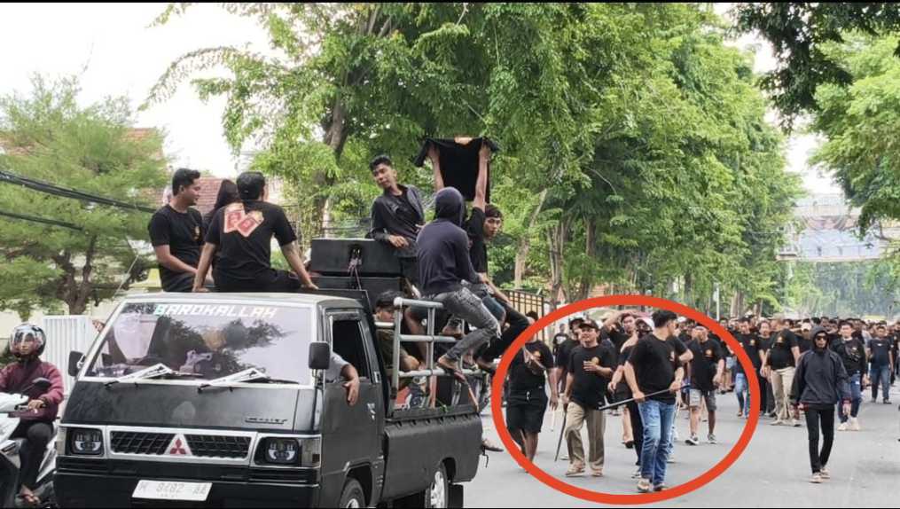 Massa ya g membawa tongkat untuk digunakan sebagai pemukul