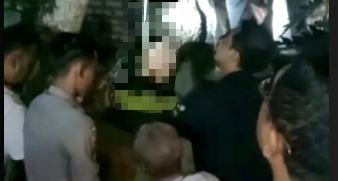 Proses evakuasi kakek berusia sekitar 100 tahun yang ditemukan tewas di area makam (dok. Ist)