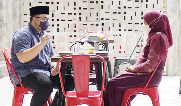 Bupati Kediri Hanindhito Himawan Pramana saat berbincang dengan Gubernur Jawa Timur, Hj. Khofifah Indar Parawansa. foto: ist.