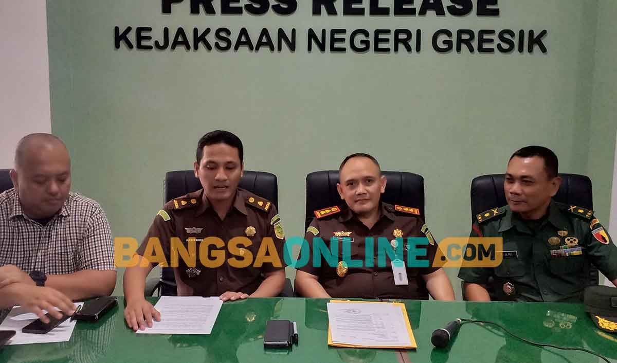 Kajari Gresik, Nana Riana (dua dari kanan), saat memberikan keterangan pers. Foto: SYUHUD/BANGSAONLINE