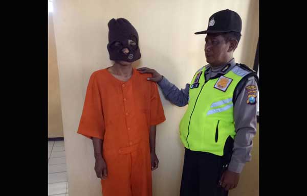 Tersangka Akhmad Sudi saat didampingi petugas Polsek Porong.