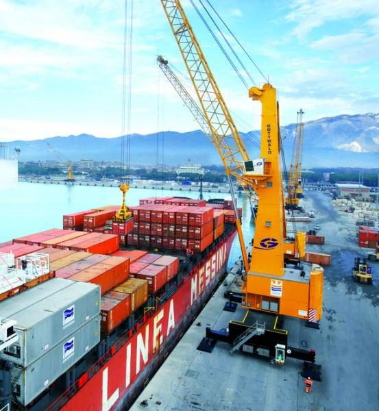HMC (harbour mobile crane) diperlukan untuk melayani kegiatan bongkar muat.