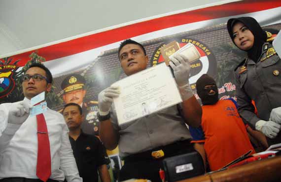 Kapolres Jombang, AKBP Sudjarwoko, menunjukkan barang bukti beserta pelaku di Mapolres Jombang. foto: rony suhartomo/BANGSAONLINE
