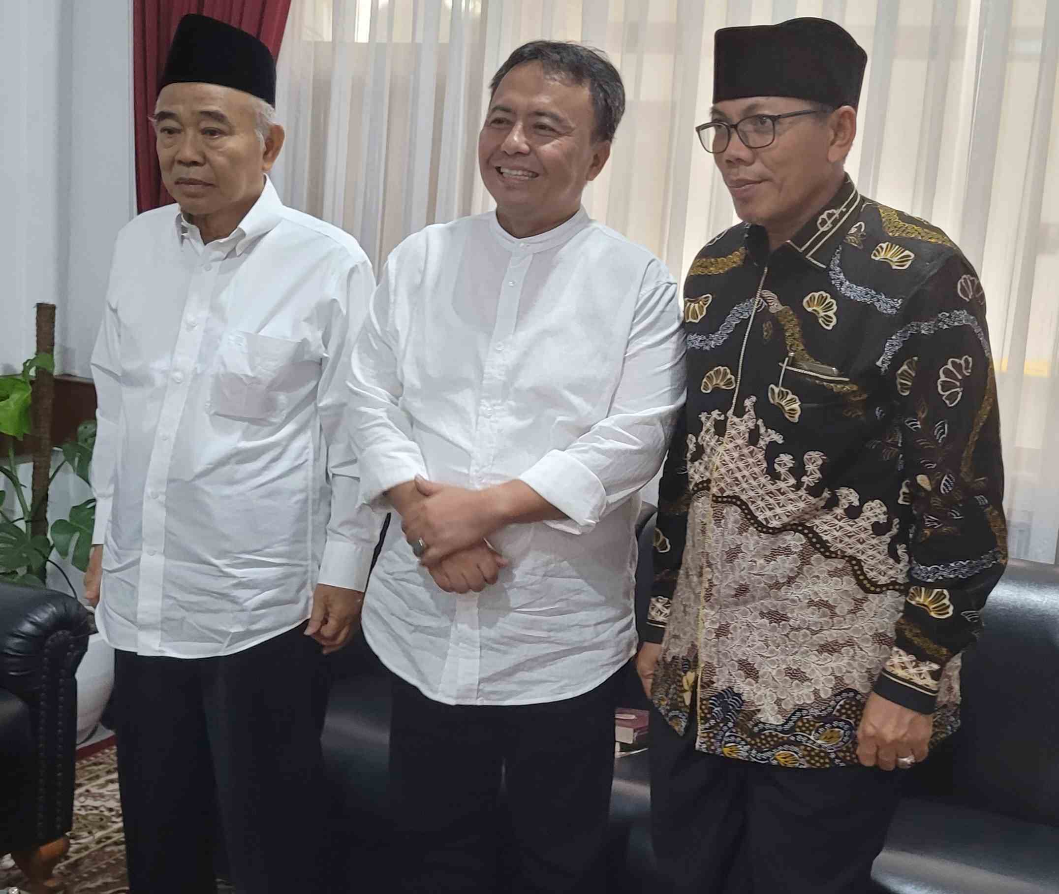 Prof Dr KH Asep Saifuddin Chalim (kiri), Herman Suryatman (tengah) dan KH Juhadi Muhammad (kanan). Foto: MAA/bangsaonline