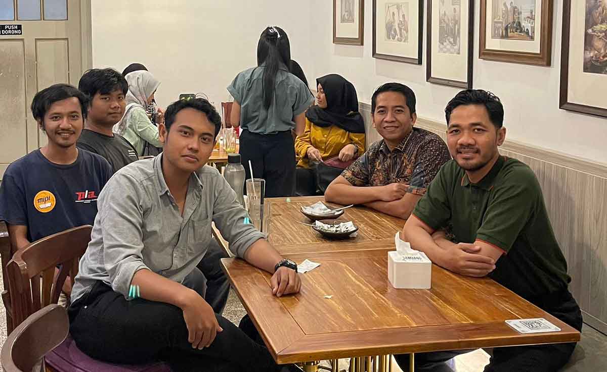 Diskusi antara komunitas Urbaning for Center Studies dengan anggota DPRD Surabaya.
