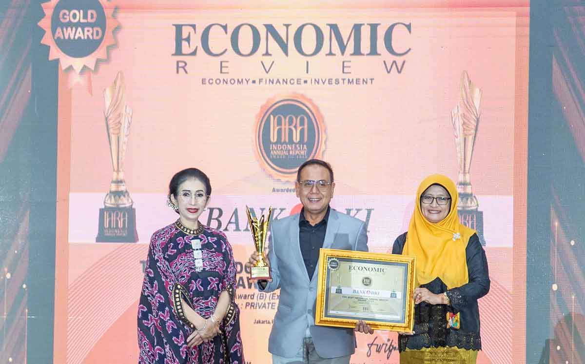 Direktur Keuangan dan Strategi Bank DKI, Romy Wijayanto (tengah), saat menerima penghargaan. 