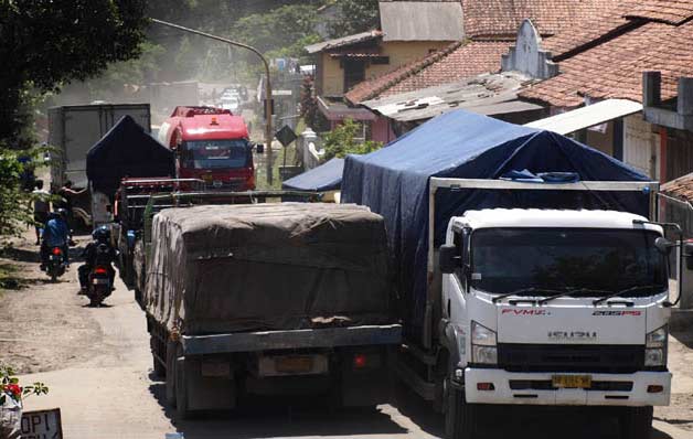 Kemacetan di jalan nasional Ajibarang - Bumiayu