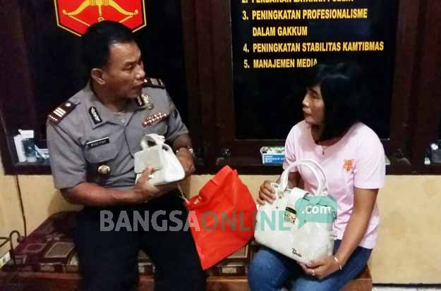 Tersangka saat diinterogasi di Mapolsek Jombang Kota.