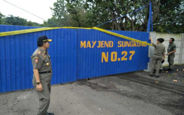 Kepala Dispol PP Gresik Achmad Nuruddin saat memimpin penyegelan pabrik tak ber-IMB.