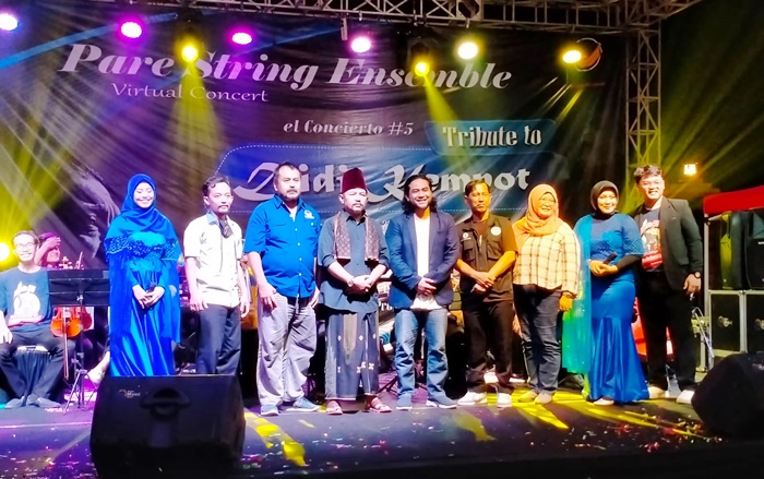 Khusnul Arif (nomor 5 dari kiri) bersama Imam Mubarok, Ketua DK4 Kabupaten Kediri (pakai kopiah) serta para kader Partai Nasdem Kabupaten Kediri. foto: ist.