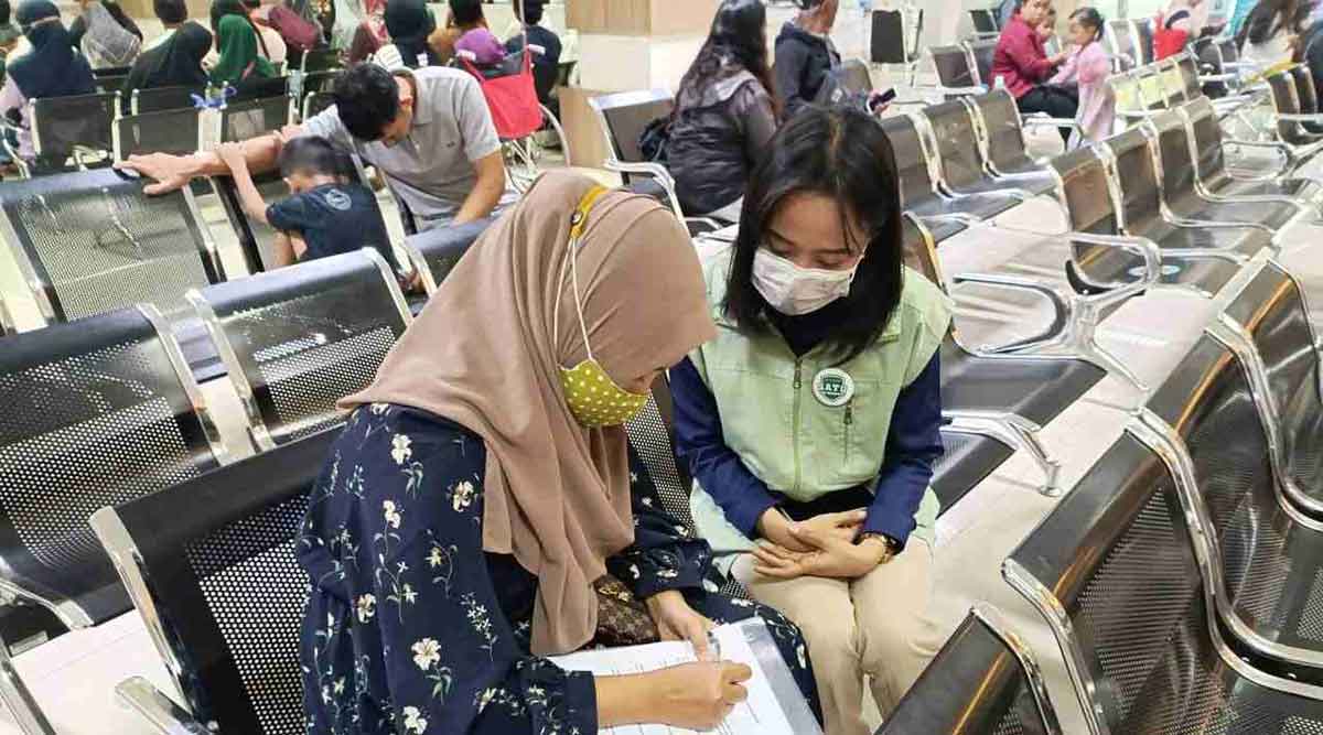 Petugas dari BPJS Kesehatan saat memberi pelayanan ke pasien.