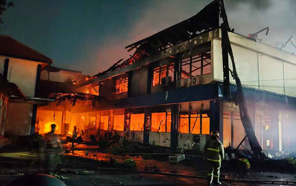 Kondisi Kantor DPRD Kota Kediri yang ludes dibakar massa. Foto: MUJI HARJITA/ BANGSAONLINE