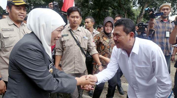 Gubernur Jawa Timur Khofifah Indar Parawansa saat meninjau TPS 19 Desa Mlirip Kecamatan Jetis bersama Wabup Pungkasiadi.
