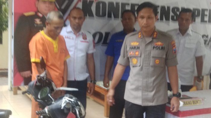 Kapolres Lamongan AKBP Harun didampingi Kasatreskrim AKP David Manurung dan Kasubbag Humas AKP Djoko Bisono saat jumpa pers.