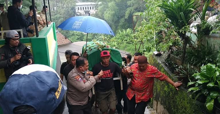 Proses Pemakaman Andi Setiawan, korban meninggal ke-133 tragedi Kanjuruhan, Selasa (18/10/2022). Foto: Okezone