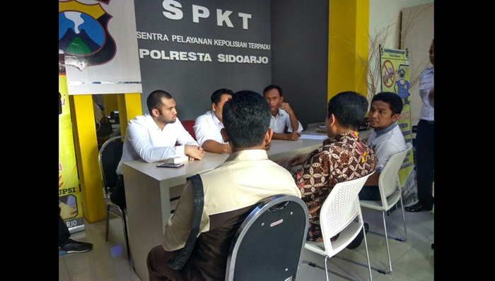 Kuasa hukum korban saat melaporkan di ruang SPKT Mapolres Sidoarjo, Rabu (31/1).