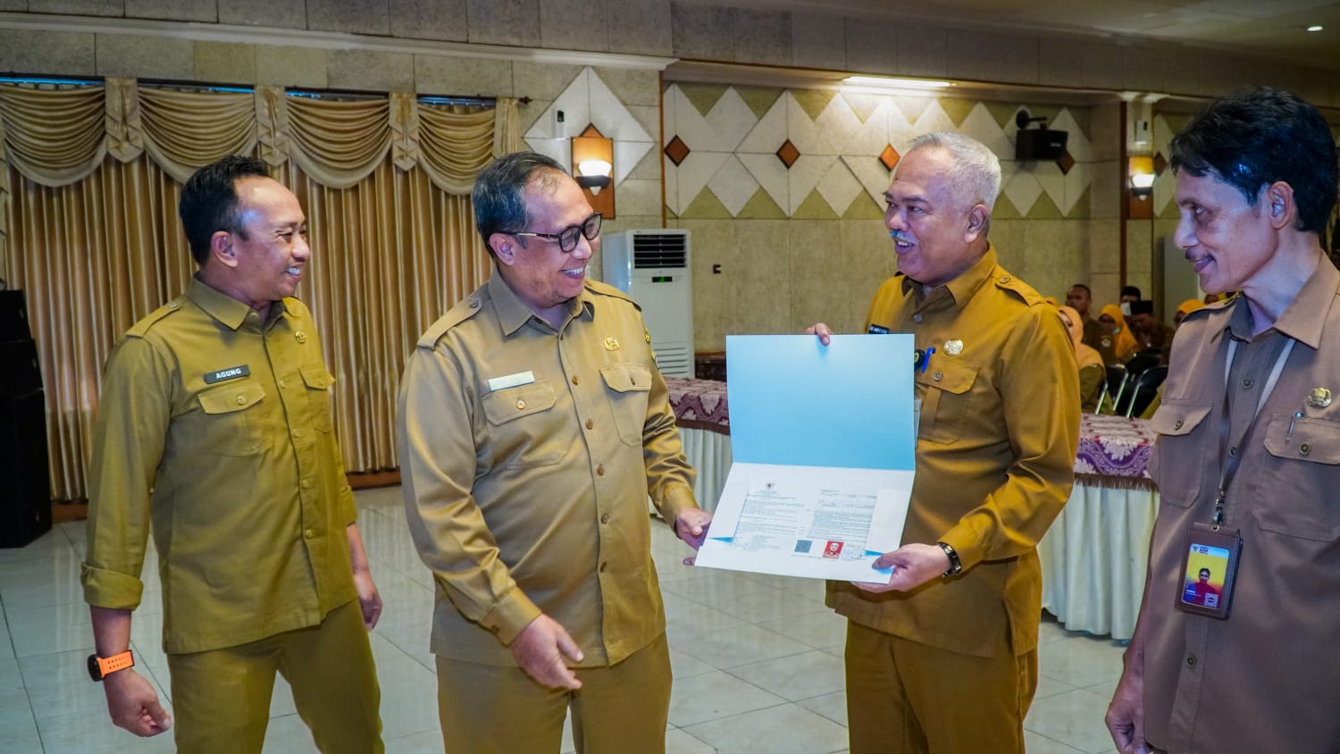 Sekda Achmad Washil Miftahul Rachman MT didampingi  Kepala BKPSDM Agung Endro Dwi Setyo Utomo, menyerahkan SK pensiun kepada Kadisperta Eko Anindoto Putro. foto: ist.
