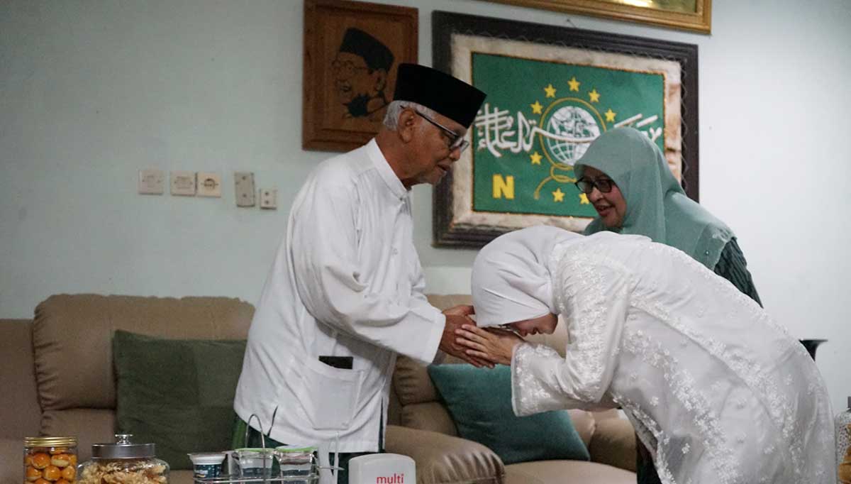 Wali Kota Kediri saat sungkem kepada KH. Anwar Iskandar di Pondok Pesantren Assa’idiyyah Jamsaren. Foto: Ist