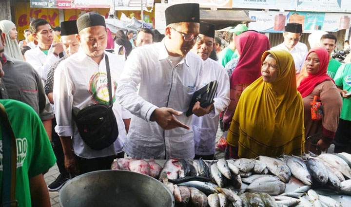 BLUSUKAN: Bacabup Sidoarjo Ahmad Muhdlor Ali saat mengunjungi Pasar Desa Wage Taman. foto: ist