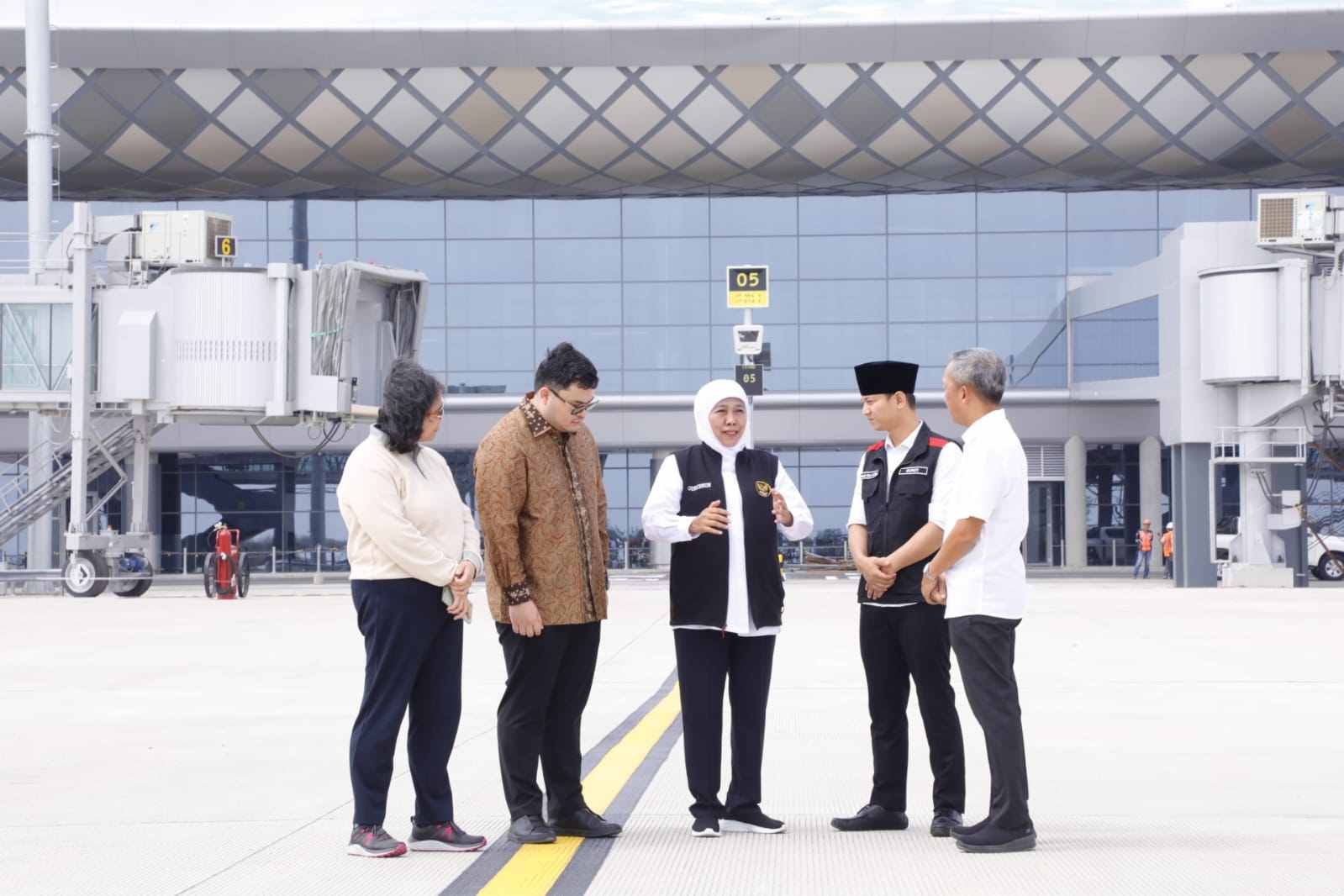 Khofifah Indar Parawansa bersama pada kepala daerah di Bandara Dhohho Kediri. Foto: Humas Pemprov Jatim