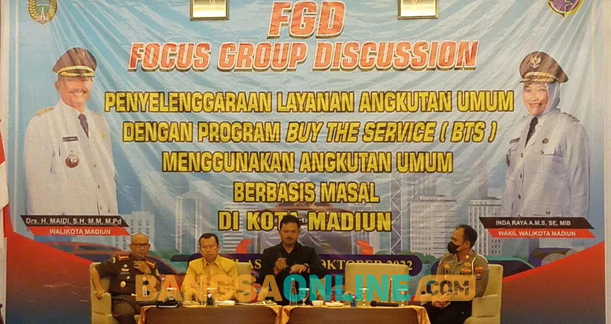 Wali Kota Madiun, Maidi, saat memaparkan angkutan umum yang sudah ada dan dikembangkan di wilayahnya. Foto: HENDRO SUHARTONO/BANGSAONLINE