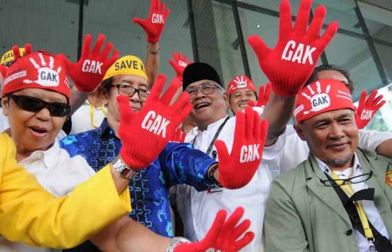 Plt Ketua KPK Taufiequrachman Ruki bersama pegawai, mahasiswa dan massa dari Gerakan Anti Korupsi Alumni Lintas Perguruan Tinggi menggelar aksi unjuk rasa menolak revisi UU KPK yang diajukan DPR di depan Gedung KPK, Jakarta, Jumat (9/10).  foto: merdeka