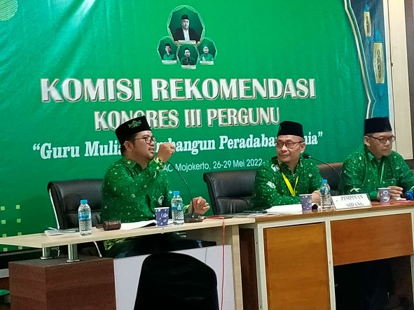 Para pimpinan sidang Komisi Rekomendasi Kongres III Pergunu di Gedung Pascasarjana Insitut KH Abdul Chalim Pondok Pesantren Amanatul Ummah Pacet Mojokerto, Sabtu (28/5/2022). Foto: MMA/ BANGSAONLINE.com