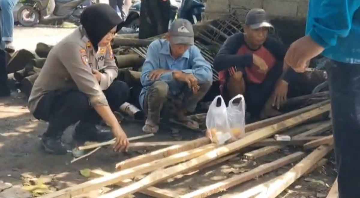 Kasat Binmas Polres Pasuruan, Iptu Sunarti, saat meninjau pelaksanaan renovasi mushola di Dusun Klompang, Kecamatan Kejayan.