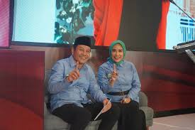 Subandi dan Mimik Idayana saat masih cabup dan cawabup. Sangat kompak dan akur. Kini mereka konflik terbuka. Foto: radar sidoarjo 
