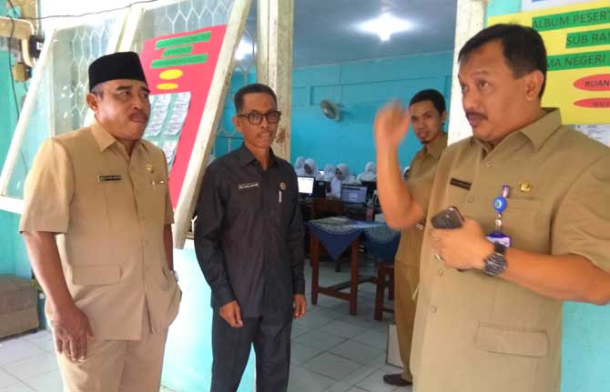 Wakil Bupati Pamekasan bersama rombongan saat  sidak di SMAN 2 Pamekasan. foto: ERRI/ BANGSAONLINE
