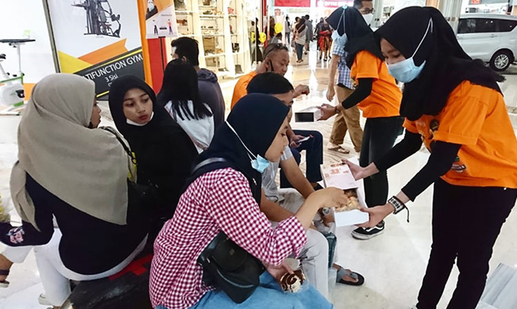 Onde-onde oven saat diperkenalkan ke pengunjung Sunrise Mall Mojokerto, Minggu (6/12/2020) secara gratis. (foto: YUDI EP/ BANGSAONLINE)