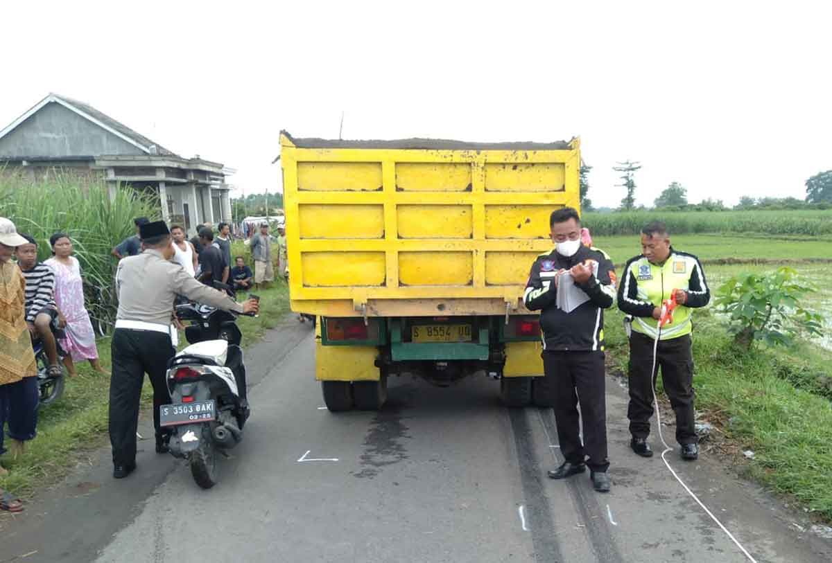 Polisi saat olah TKP meninggalnya mahasiswi di Jombang akibat terseret dump truck.