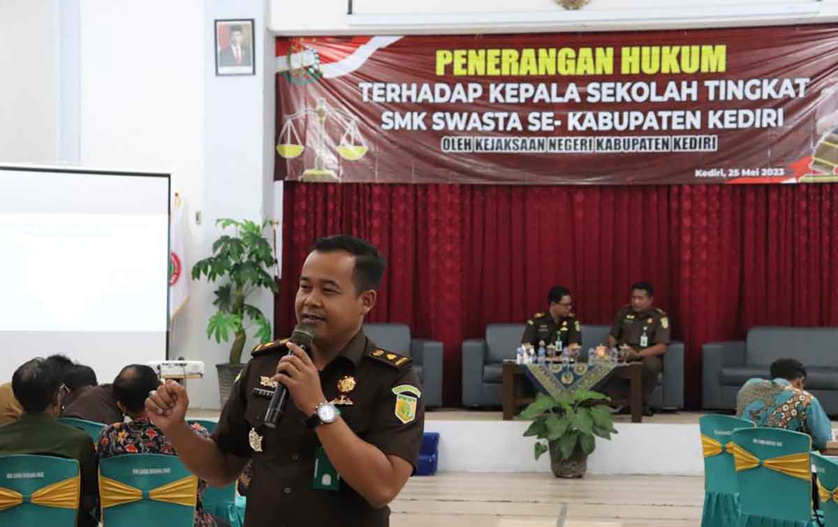 Kasi Intelijen Kejari Kabupaten Kediri, Roni, saat memberi pemaparan Jaksa Masuk Sekolah ke para Kepala SMK. Foto: Ist