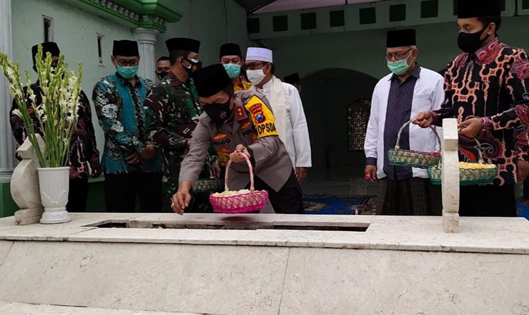 Kapolda Jatim dan Pangdam V Brawijaya saat ziarah ke Makam Pendiri NU K.H. Wahab Chasbulloh. (foto: AAN AMRULLO/ BANGSAONLINE)