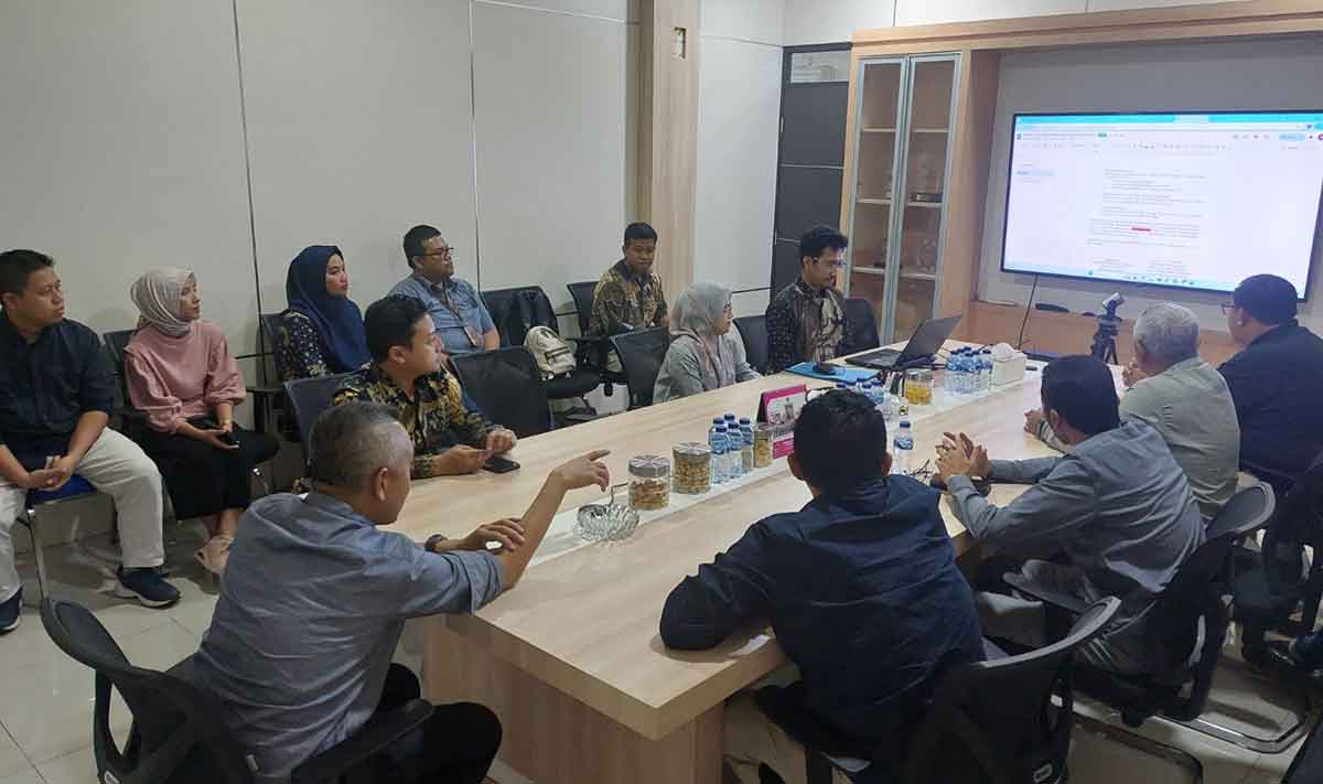 Jajaran Kantah Kabupaten Pasuruan saat menerima pengarahan dari Kanwil BPN Jatim.