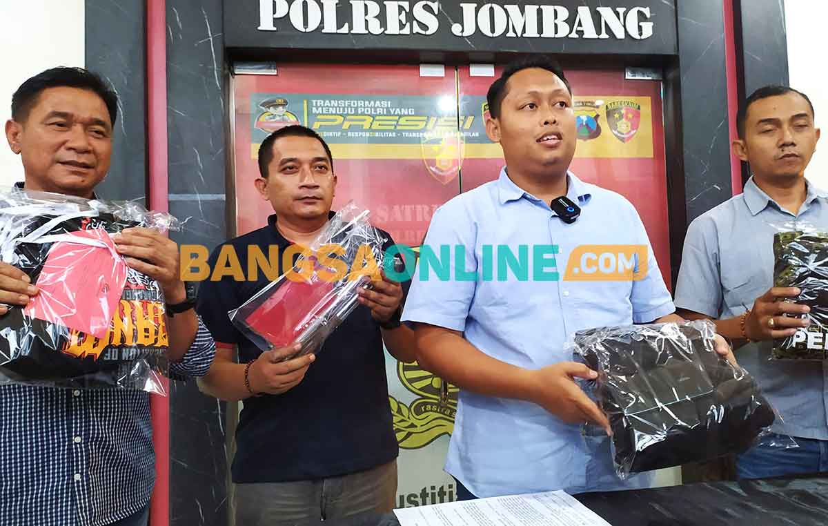 Kasatreskrim Polres Jombang, AKP Aldo Febrianto, saat mengekspose barang bukti ketika konferensi pers. Foto: AAN AMRULLOH/BANGSAONLINE
