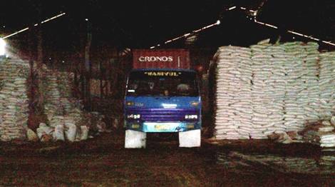 Gudang tempat pupuk ilegal dioplos. foto: Rusmiyanto/BangsaOnline.com