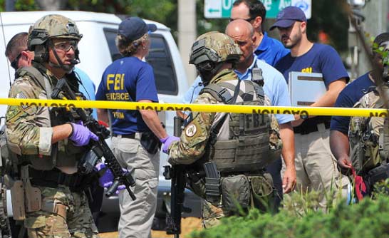 Personel FBI, Orlando Police Department dan Kantor Sherif Orange County menyelidiki serangan di kelab malam gay di Orlando, Florida.