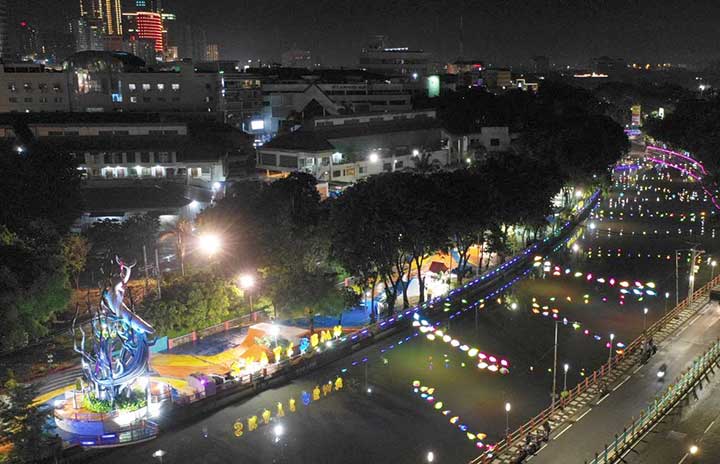 Kali Mas semakin bersolek, tampak ornamen-ornamen lampion yang dipasang menghiasi sepanjang Kali Mas. foto: ist
