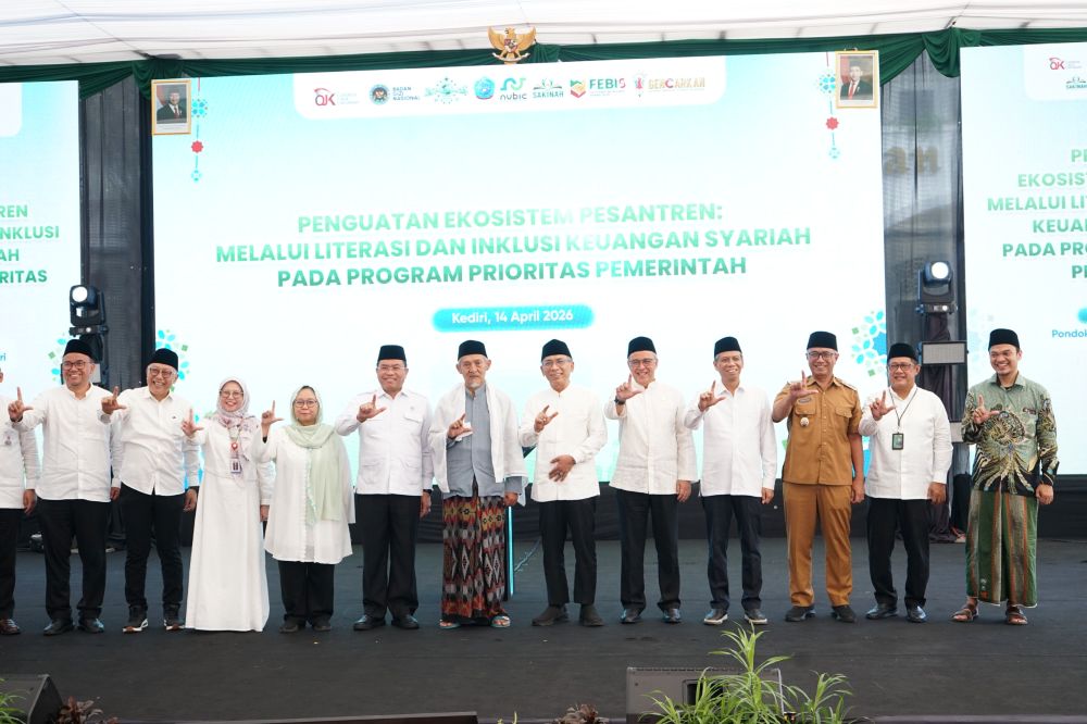 Wakil Wali Kota Kediri Qowimuddin (nomor 3 dari kanan) bersama Ketua Umum PBNU, KH.Yahya Cholil Staquf dan tamu undangan. (Ist). 
