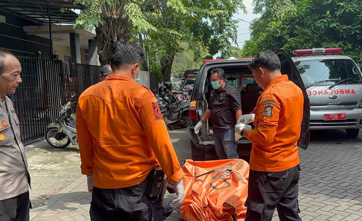 Evakuasi sepasang kekasih yang ditemukan tewas dalam kamar kos di Surabaya.
