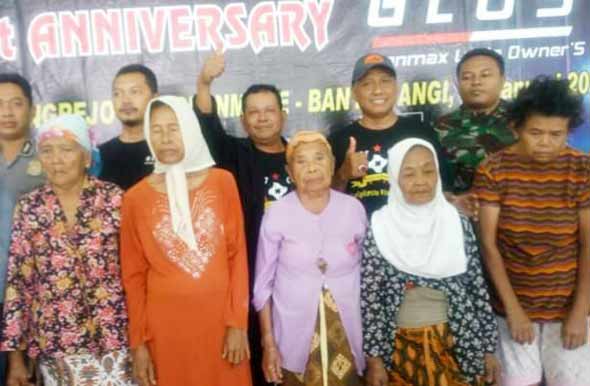 Perwakilan komunitas GLOS, PWG dan Camat Glenmore foto bersama dengan para penerima bingkisan.