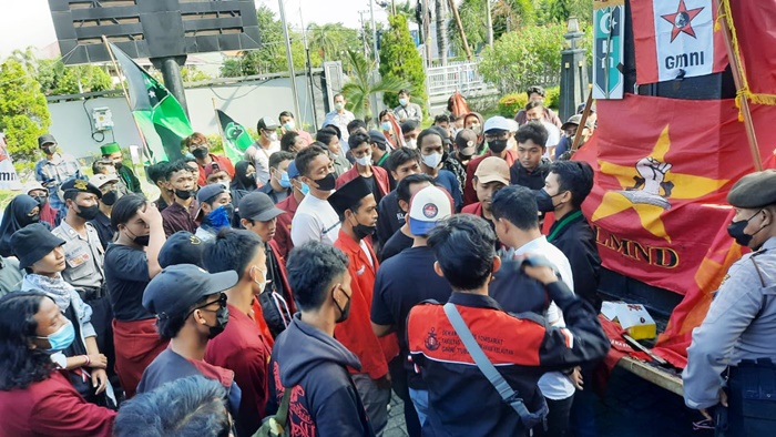 Puluhan mahasiswa dari GMNI, HMI, IMM, dan LMND yang tergabung dalam Aliansi Mahasiswa Tuban, terlibat aksi saling dorong dengan aparat kepolisian saat menggelar demonstrasi di depan Gedung DPRD Tuban, Kamis (14/4/2022).