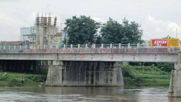 MANGKRAK: Jembatan Brawijaya kediri yang hingga saat ini mangkrak, kemarin. foto: arif kurniawan/ BANGSAONLINE