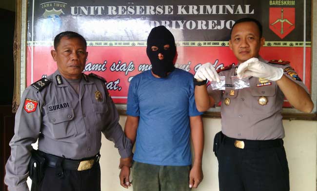 Petugas Polsek Driyorejo saat ekspos tersangka pengedar sabu. foto: syuhud/BANGSAONLINE