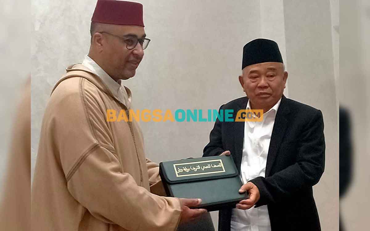 Dr Mustofa Khuluthi, Direktur Madrasah Quraniyah Masjid Hassan II memberikan cendera mata kepada Prof Dr KH Asep Saifuddin Chalim, MA, di kantornya di lingkungan Masjid Hassan II Casablanca, Maroko, Jumat (11/1/2023). Foto: BANGSAONLINE