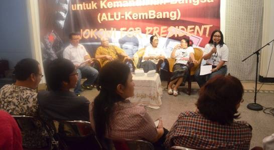 Prof Haryono dan Eva Kusuma Sundari bersama puluhan alumni Unair mendeklarasikan dukungan kepada pasangan Jokowi-JK di Surabaya, Selasa (10/6). foto:didi rosadi/bangsaonline